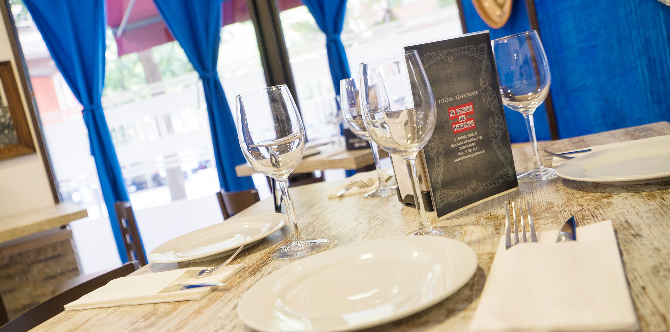 La carta de El Rincón de Pardiñas sobre una mesa del restaurante
